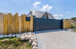 portail avec clôtures en bois