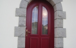 porte d'entrée rouge en pvc