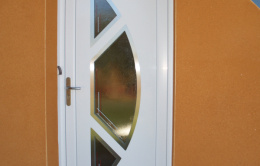 Porte d'entrée blanche en pvc