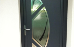 Installation d'une porte d'entrée en pvc