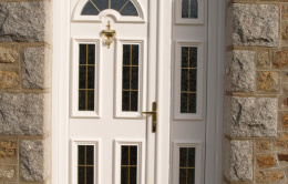 Installation d'une porte d'entrée en pvc blanche