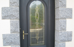 Installation d'une porte d'entrée en aluminium