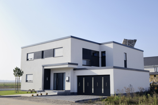 volets battants sur une maison en pierre