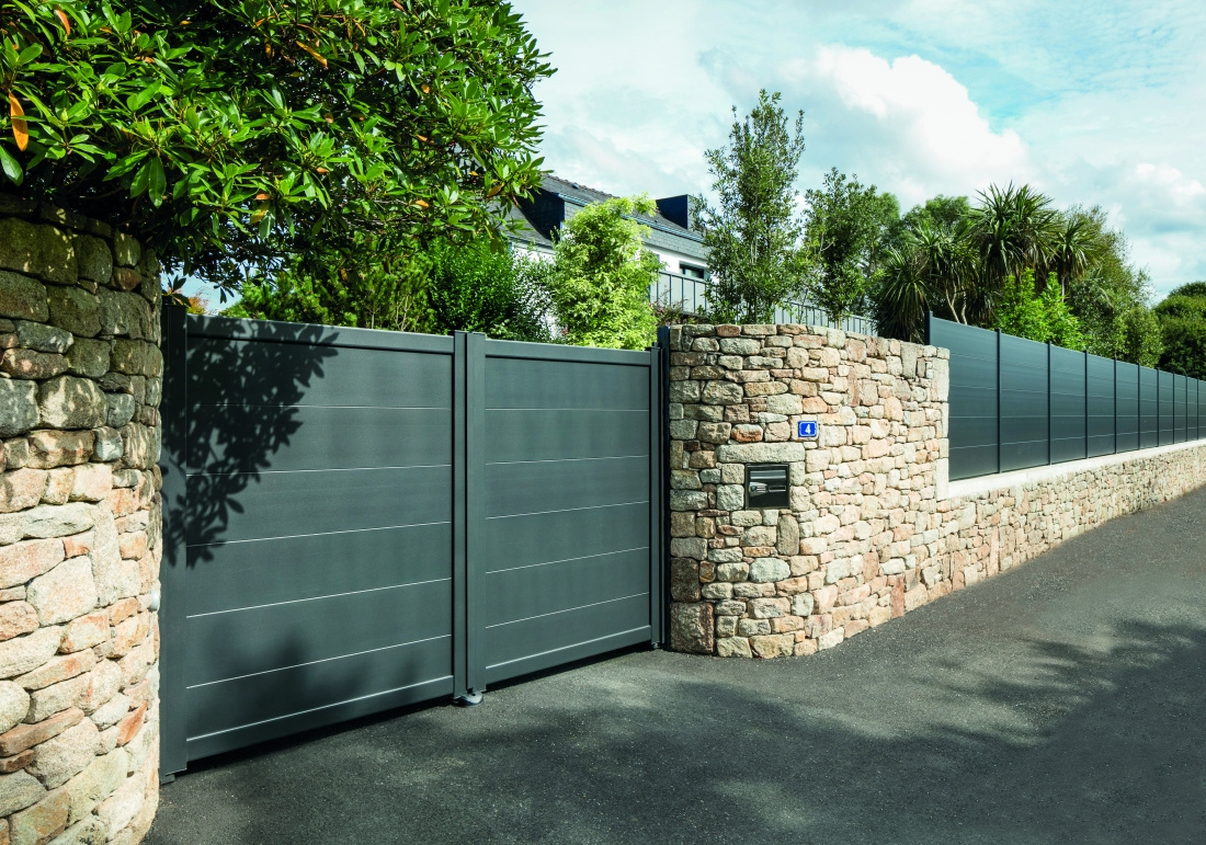 portail avec cl&ocirc;tures en aluminium