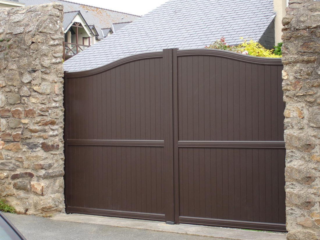 portail installé avec lames droites en bronze