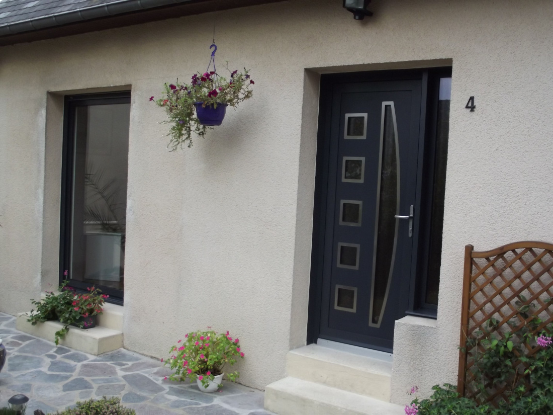 Installation d'une porte d'entr&eacute;e moderne en aluminium